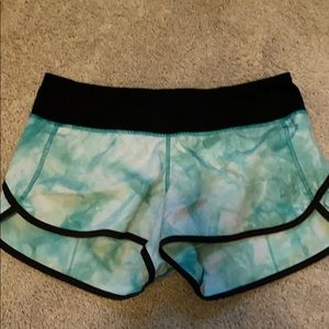 Lululemon size 6 run short